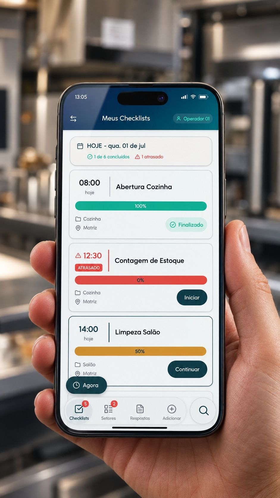 Celular na mão com a tela Meus Checklists da Koncluí: abertura da cozinha finalizada, contagem de estoque atrasada e limpeza do salão em andamento.