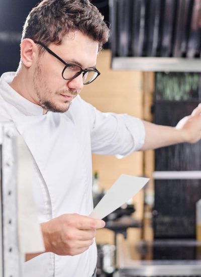 chef-managing-in-restaurant-kitchen.jpg chef-managing-in-restaurant-kitchen.jpg